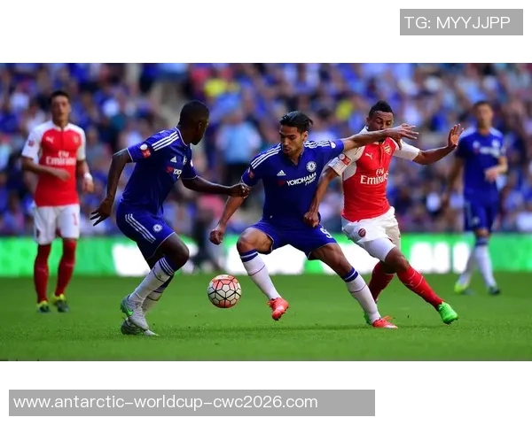 法尔考花式足球技巧解析与训练方法分享，助你提升球技水平